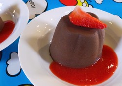 Video Resep: Puding Cokelat Saus Strawberry
