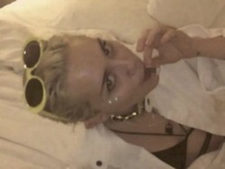 Isap Ganja Hingga Pegang Senapan, Sensasi Baru Miley Cyrus