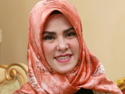 Fitting Kebaya, Angel Lelga Siapkan Baju Nikah?