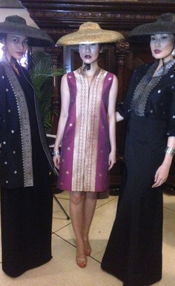 Auguste Soesastro Buat Tenun Sambas Tampil Modern dalam Warna Monokrom