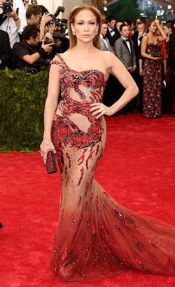 Foto: Seksinya Jennifer Lopez Pamer Pinggul dengan Gaun Transparan