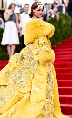 Foto: Gaya Rihanna Pakai Jubah Raksasa dan Memblokir Karpet Merah