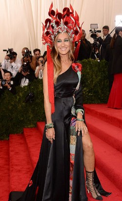 Sarah Jessica Parker Tampil Heboh di Met Gala, Pakai Headpiece Api Unggun