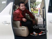 Pose Raffi Ahmad di Alphard Putih Nagita Slavina