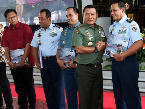 Panglima TNI Luncurkan Buku TNI dan AirAsia QZ8501