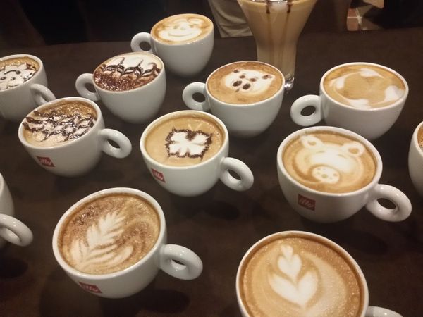 Bentuk Hati Hingga Wajah Dibuat dalam Secangkir Coffee Latte