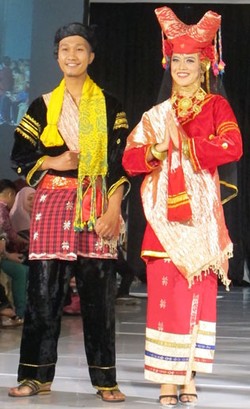 Foto: Warna-warni 16 Busana Pengantin dari Sumatera Barat (Bag. 2)