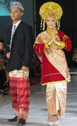 Foto: Warna-warni 16 Busana Pengantin dari Sumatera Barat (Bag. 1)