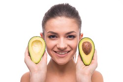 Kalau Ingin Kulit Mulus dan Bebas Kerutan, Rajinlah Konsumsi Alpukat dan Tomat (1)