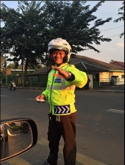 Ini Polisi yang Menghukum Pemotor Lawan Arus untuk Push Up