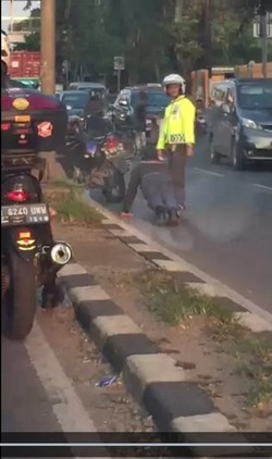 Lawan Arus di Cakung, Pemotor ini Dihukum Push Up Polisi