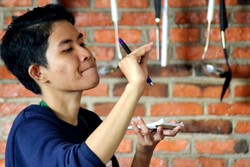 Begini Cara Pelayan Tunarungu Layani Tamu Kafe Finger Talk