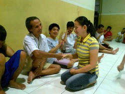 Totalitas Priska, Wanita Tunanetra yang Jadi Ortu Penyandang Disabilitas