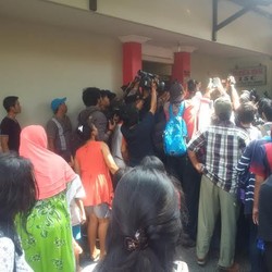 Heboh! Warga Teriaki Pembunuh Deudeuh Tataa Chubby Saat Rekonstruksi