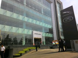 Jaguar Land Rover Resmi Buka Showroom Terbesar se-Asia Tenggara di Jakarta