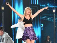 Taylor Swift Dibalut Crop Top dan Rok Mini di Konser '1989' Jepang