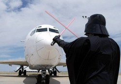 Bandara Denver Heboh, Ada Darth Vader Jadi Tukang Parkir Pesawat