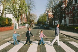 Tak Cukup Selfie, Foto Liburan Maksimal Bisa Bawa Fotografer