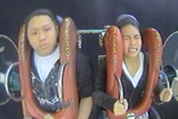 Alih-alih Histeris, Muka Turis Ini Datar Saat Naik Wahana Ekstrem