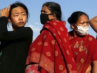 Pengungsi Wanita Nepal Antre Makanan