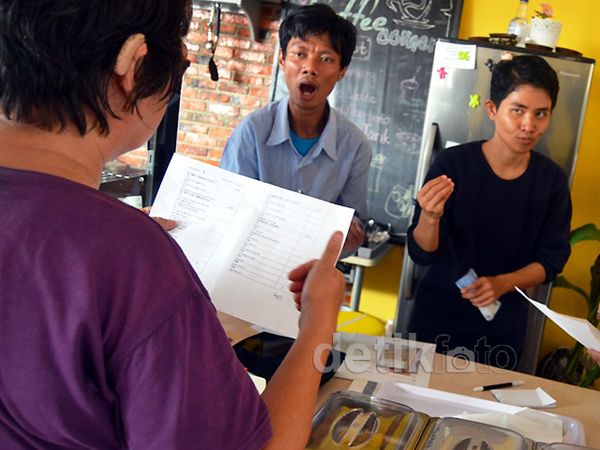 Kafe Finger Talk dengan Pelayan Tunarungu di Pamulang