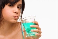 Mulut Terasa Kesat dan Kering Karena Sering Menggunakan Mouthwash. Mitos atau Fakta?