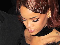 Pakai Baju Transparan, Payudara Rihanna Mengintip