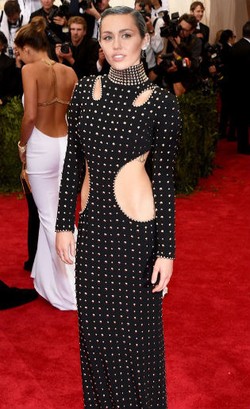 Miley Cyrus yang Eksentrik, Bulu Ketiak Pink Hingga Rambut Metalik