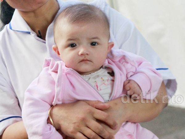 Arsy Cute Tampil Pinky