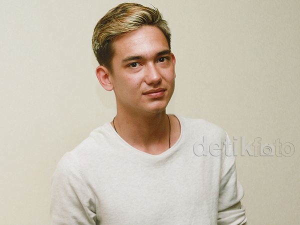 Adipati Dolken Kini Berambut Pirang, Cocok Nggak?