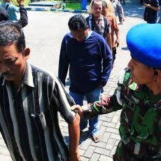 Belasan Kuli Angkut Ilegal Bandara Juanda Diamankan