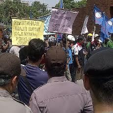 Ratusan Buruh Pabrik Baja Demo Kantor Bupati Mojokerto