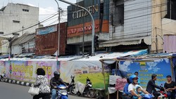 Tak Kunjung Ditertibkan, PKL Cicadas Ditutup Spanduk Bandung Juara