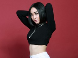 Antara Rinni Wulandari, Miley Cyrus dan Agnez MO