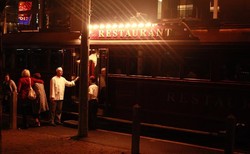Begini Sensasi Makan Malam di Atas Trem yang Membelah Melbourne