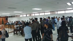 Fuad Amin Masuk Ruang Sidang Disambut Salawat Pendukungnya