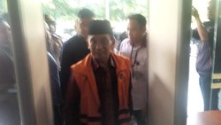 Tiba di PN Tipikor, Eks Bupati Bangkalan Fuad Amin Disalami Pendukungnya