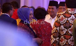 Momen Langka Megawati dan Prabowo Salaman di Acara PAN