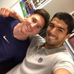 Selfie Bareng, Suarez Sebut Messi Yang Terhebat di Dunia