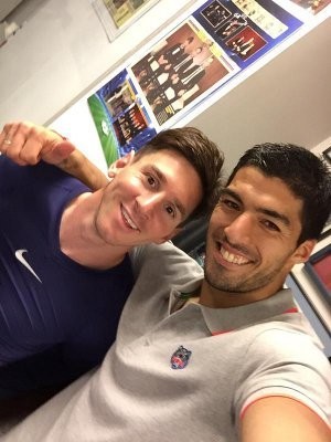 Selfie Bareng, Suarez Sebut Messi Yang Terhebat di Dunia