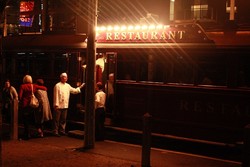 Di Melbourne, Bisa Makan Malam di Dalam Tram!