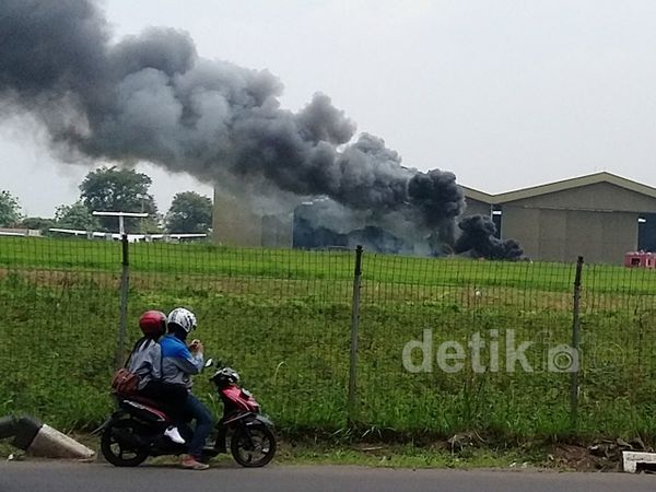 Pesawat Terbakar di Bandara Pondok Cabe Pesawat Terbakar di Bandara Pondok Cabe