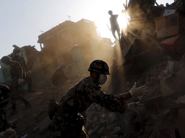 Pencarian Korban Gempa Nepal Masih Dilakukan