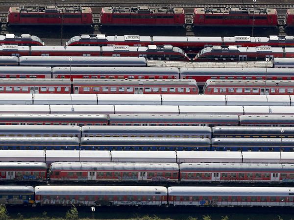 Masinis Mogok, Ratusan Kereta Parkir