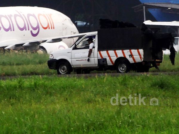 Puing Pesawat yang Terbakar di Pondok Cabe Dievakuasi