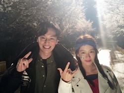 Song Ji Hyo dan Byun Yo Han Kencan di Bawah Hujan Sambil Nikmati Sakura