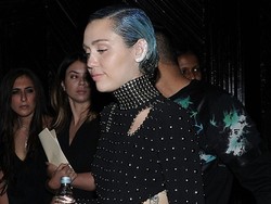 Tak Suka Disebut Wanita, Miley Cyrus Akui Pernah Berhubungan Sesama Jenis