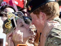 Kunjungan ke Australia, Pangeran Harry Dicium Hingga Dilamar Fans