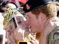 Bibir Pangeran Harry Nyaris Dicium Fans di Australia, Ini Fotonya!