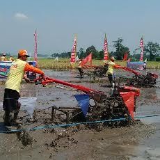 Warga Probolinggo Gelar Lomba Traktor Sambut Musim Tanam Tiba